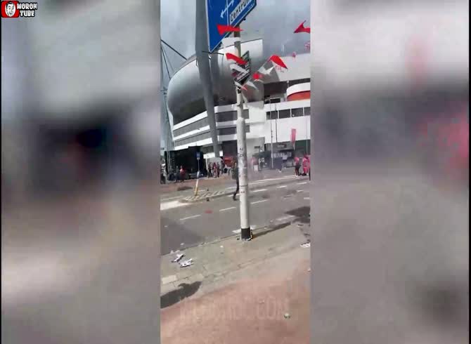 Video :In his palm, a flare detonates (informed public)